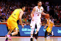 完美体育网站,训练课中队员积极拼抢，整体氛围紧张高效